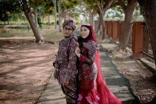 Wanita mualaf Emilia dan suaminya.