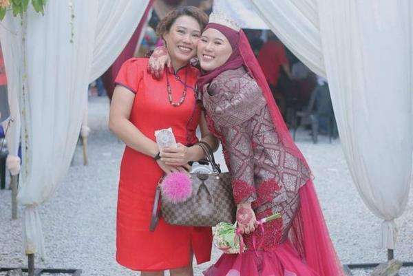pengantin wanita mualaf Emilia bersama ibunya, Elaine.