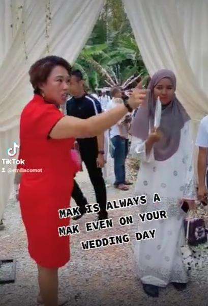 Elaine mengomeli putrinya Emilia yang menggelar resepsi pernikahan.