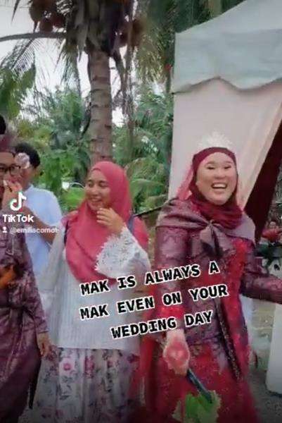 Emilia hanya tertawa melihat tingkah ibunya di acara resepsi pernikahannya.