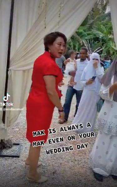 Elaine tampak melotot ke arah putrinya.