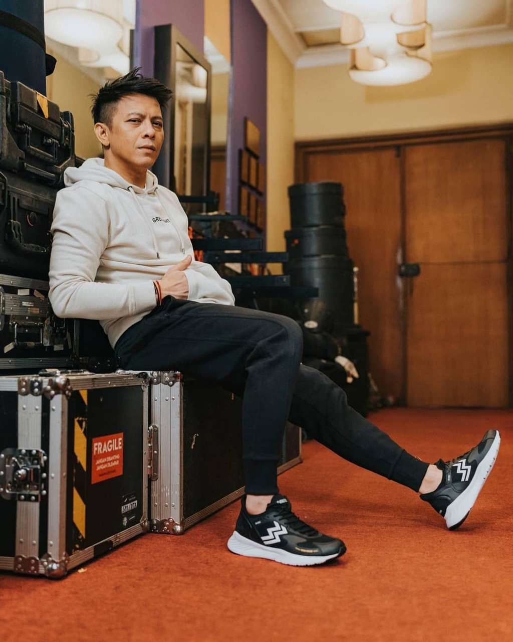 Ariel NOAH saat mengenakan sepatu Athletica