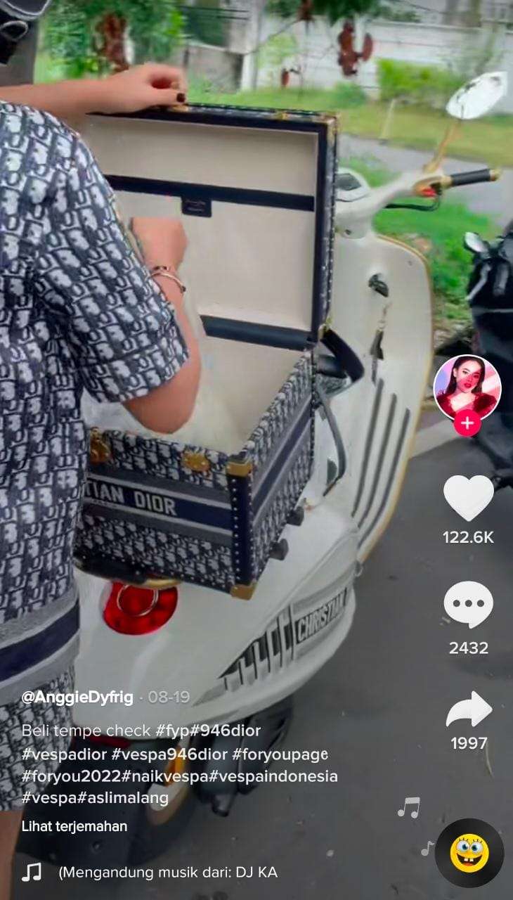 Beli tempe pakai Vespa 946 Dior