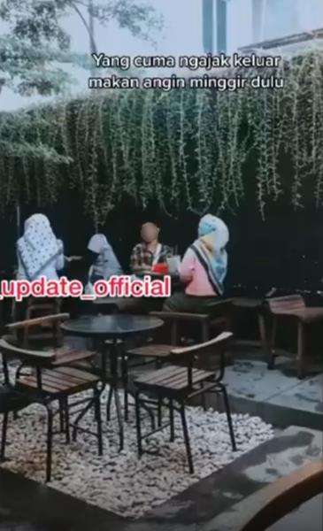 Viral gaya pacaran bocil lagi nongkrong di kafe.