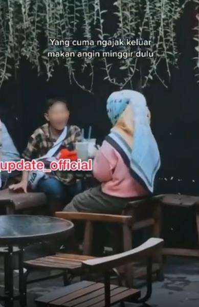 Viral gaya pacaran bocil lagi nongkrong di kafe.