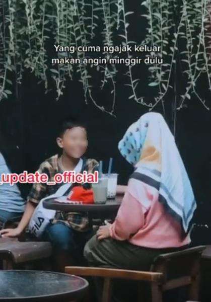 Viral gaya pacaran bocil lagi nongkrong di kafe.