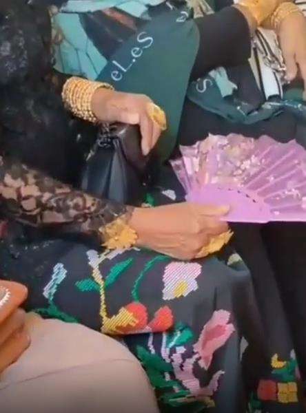 Heboh emak-emak pamer perhiasan segede gaban.