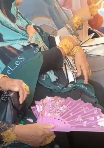 Heboh emak-emak pamer perhiasan segede gaban.