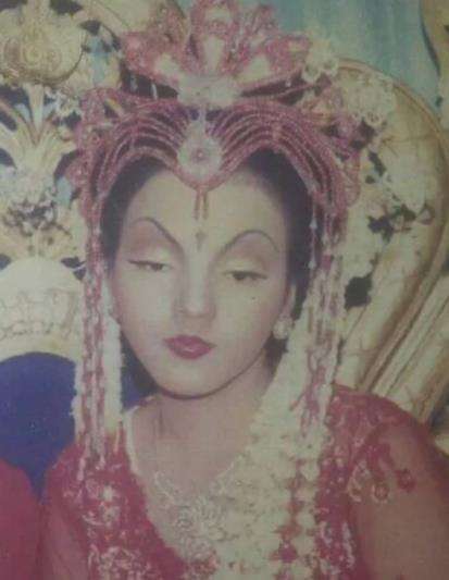 Tak boleh lihat cermin selama dirias dan acara, pengantin syok dengan dandanannya