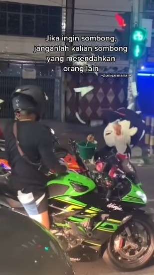 Pemuda hamburkan uang ke jalanan