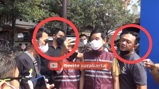 Warga minta foto bersama