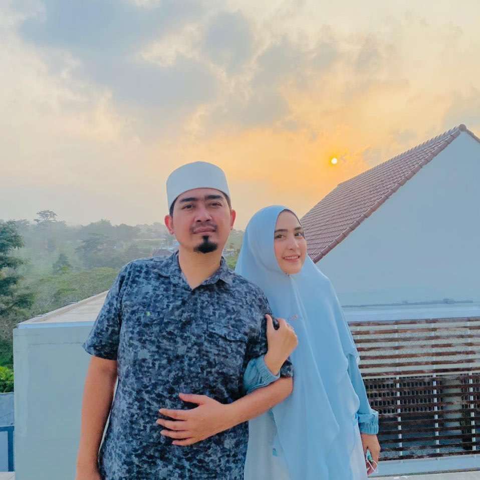 Ustaz Solmed dan April Jasmine