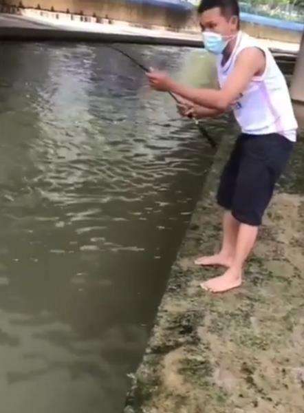 Aksi pria mancing di sungai ini viral.