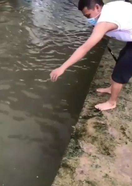 Aksi pria mancing di sungai ini viral.