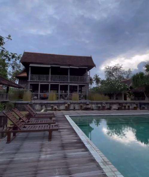 Horor, wanita bagi pengalaman menginap di villa berkonsep kampung.
