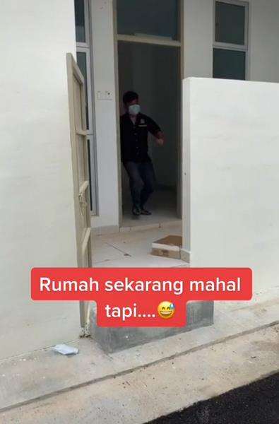 Heboh, rumah sekali tendang temboknya retak, dua kali langsung ambrol.