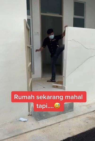 Heboh, rumah sekali tendang temboknya retak, dua kali langsung ambrol.