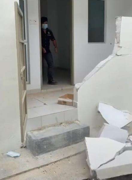 Heboh, rumah sekali tendang temboknya retak, dua kali langsung ambrol.