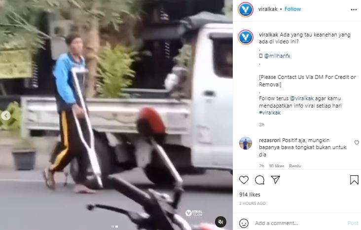 Seorang pria berjalan normal dengan tongkat kruk.