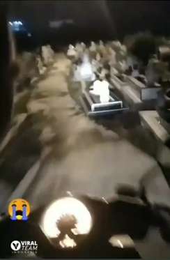 Naik Motor Lewat Kuburan