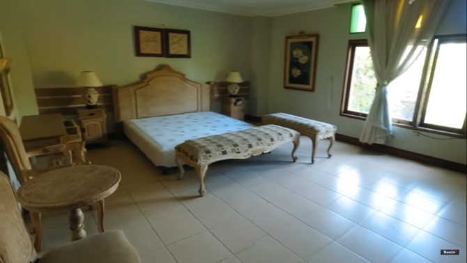 Hotel terbengkalai