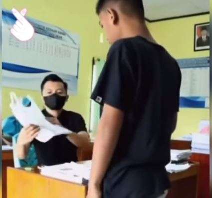 Putra hanya membawa tas kresek untuk menyerahkan tugas sekolah