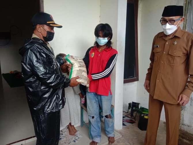 Dinsos Jember beri bantuan
