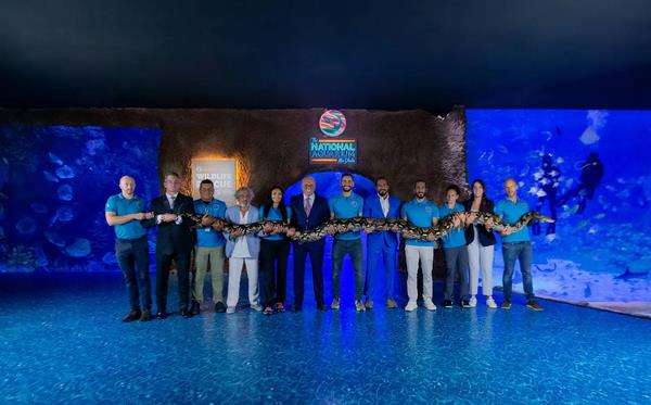 Akuarium di Abu Dhabi koleksi ular piton raksasa, terbesar di dunia.