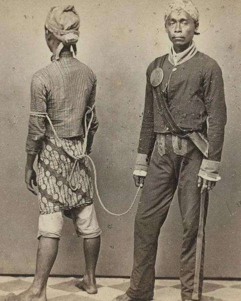 Foto jadul penampilan polisi dan tahanan tahun 1880 ini bikin penasaran.