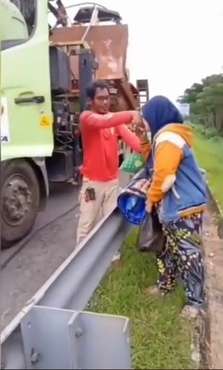 Kecup Tangan Sebelum Berpisah