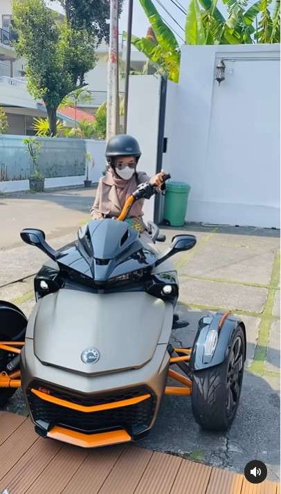 April Jasmine naik moge pemberian suami