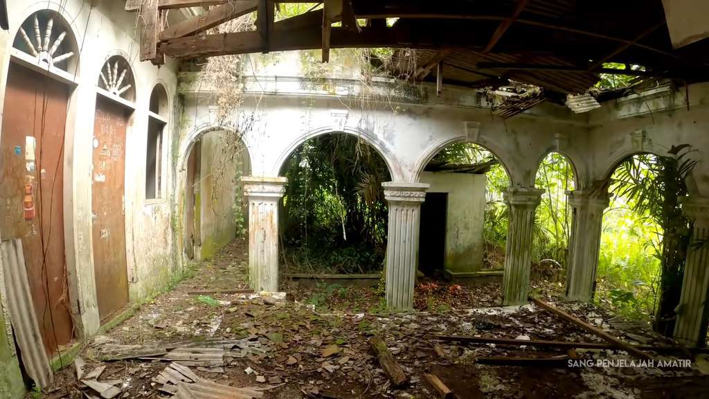 Rumah mewah terbengkalai Rumah mewah terbengkalai