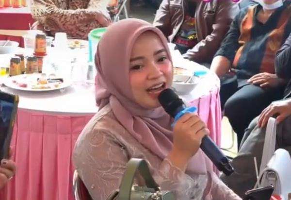 Viral tamu kondangan punya suara bagus mengalahkan biduan di hajatan.