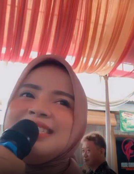 Viral tamu kondangan punya suara bagus mengalahkan biduan di hajatan.