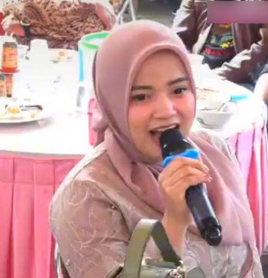 Viral tamu kondangan punya suara bagus mengalahkan biduan di hajatan.