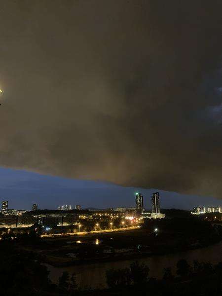 Fenomena langit yang aneh, awan hitam pekat menggulung.