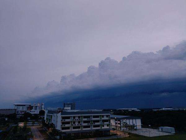 Fenomena langit yang aneh, awan hitam pekat menggulung.