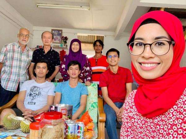Suaminya yang mualaf berasal dari keluarga 'gado-gado'.