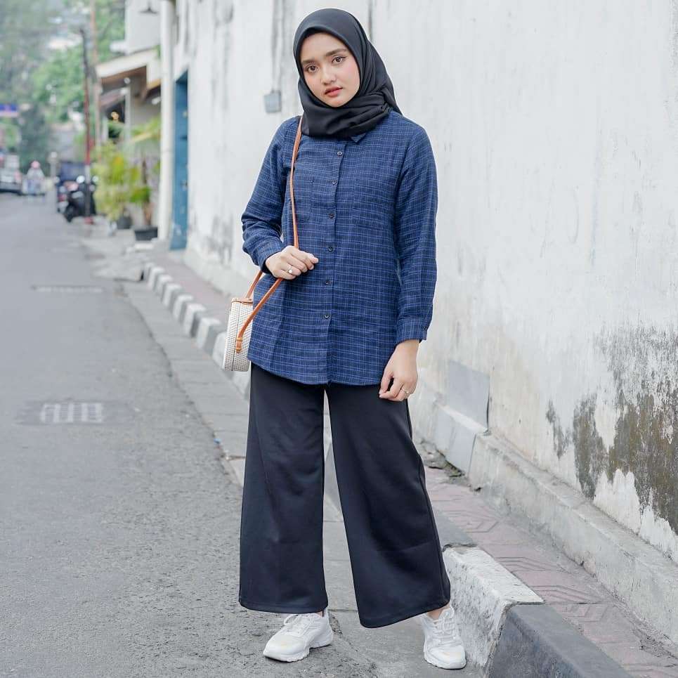 Fashion hijab kemeja flanel
