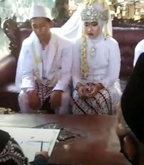 Heboh akad nikah berubah kacau gara-gara pengantin wanita kesurupan.