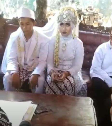 Heboh akad nikah berubah kacau gara-gara pengantin wanita kesurupan.