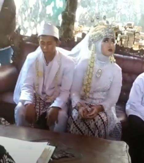 Heboh akad nikah berubah kacau gara-gara pengantin wanita kesurupan.