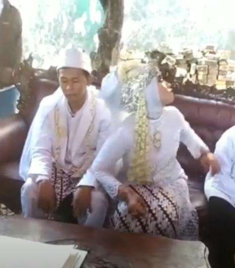 Heboh akad nikah berubah kacau gara-gara pengantin wanita kesurupan.