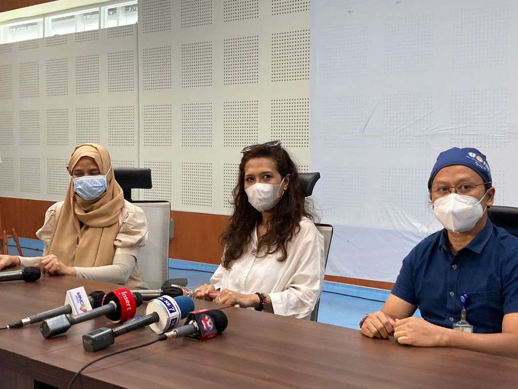 Istri Oddie bersama dokter