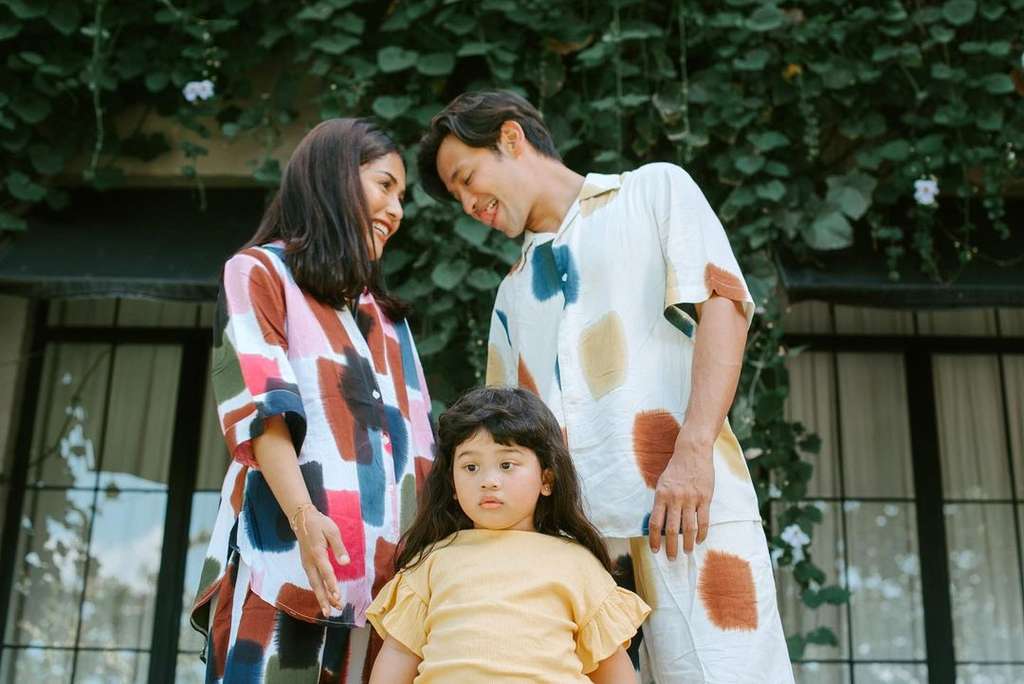 Tarra bersama istri dan putrinya
