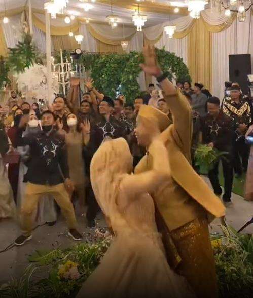 Niat makan soto malah dapat buket bunga berhadiah Rp1 juta.