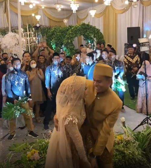 Niat makan soto malah dapat buket bunga berhadiah Rp1 juta.
