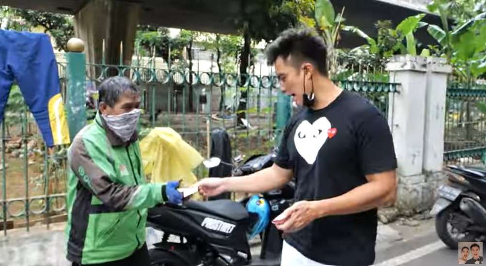 Baim bagi-bagi uang ke Ojol