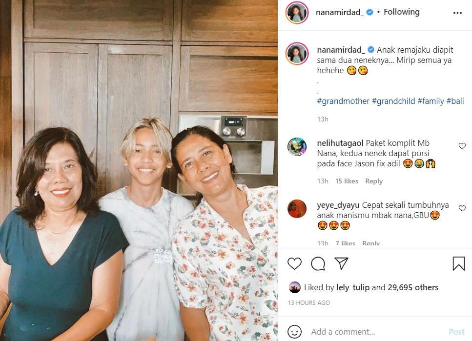 Putra sulung Nana Mirdad bersama dua neneknya