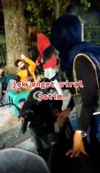 Viral 2 cewek bikin gaduh di pusat kuliner gara-gara cowok.